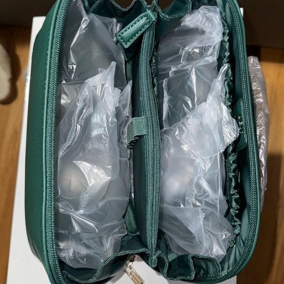 BÉIS The Wicked Toiletry Kit In Wicked Green - Picture 8 of 8